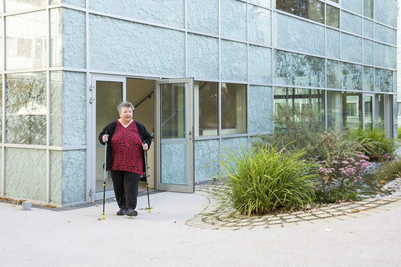 Session de sport adapté dans le jardin de l’hôpital pour une patiente du service nutrition-obésité