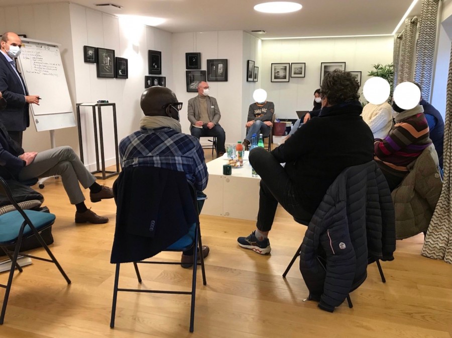 Une dizaine de patients hommes ont témoigné de leurs besoins et de leur vécu avec et après un cancer.