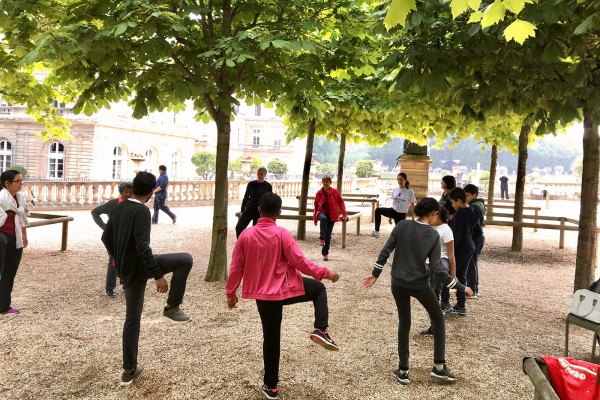 Séance de sport adapté du Centre ressource-Paris avec les collégiens au jardin du Luxembourg